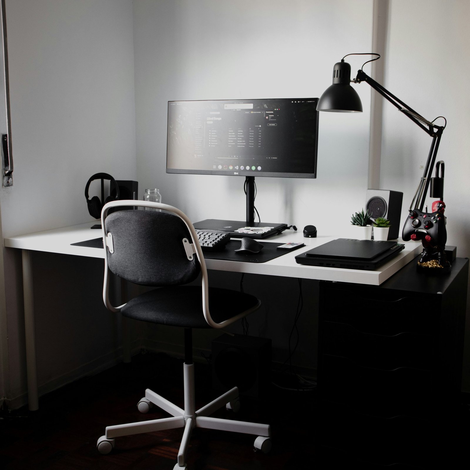 How to Make Your Home Workspace Less Chaotic (and More Zen AF)